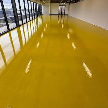 Jasa epoxy lantai kuning mengkilap untuk area komersial dan industri