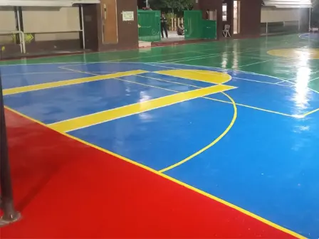 Hasil proyek epoxy lantai berkualitas tinggi pada lapangan olahraga outdoor dengan permukaan kuat, mengkilap, dan tahan lama.