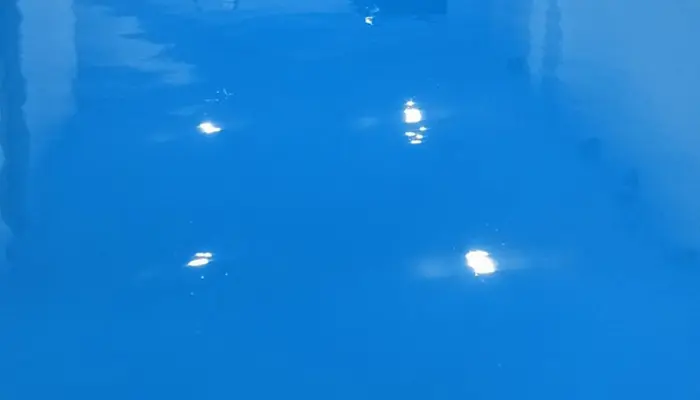 Lantai epoxy biru mengkilap di area industri
