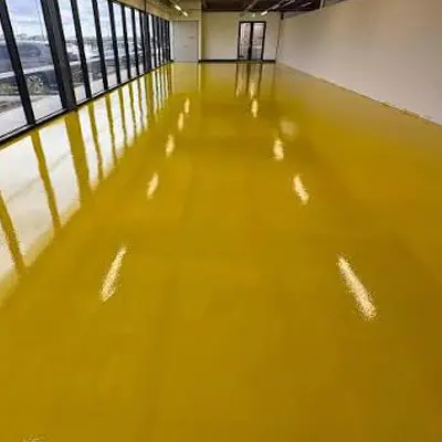 Lantai epoxy kuning mengkilap di area industri