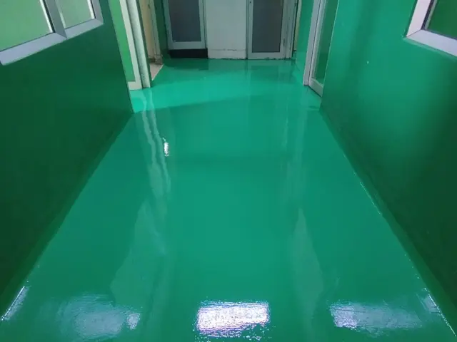 Lantai epoxy hijau mengkilap di area industri