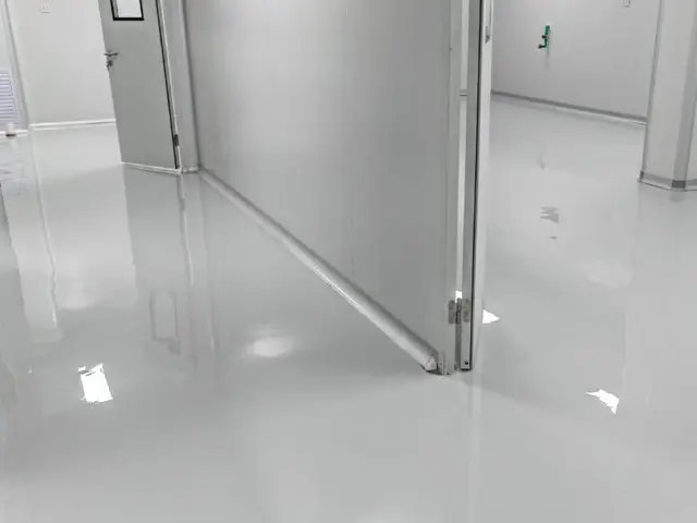 Lantai epoxy putih mengkilap di area industri